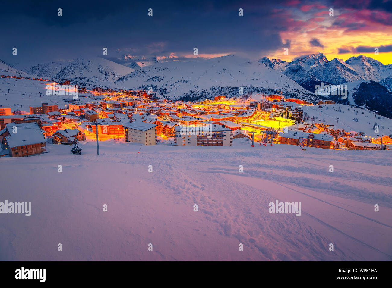 Famosi sport invernali e posizione di viaggio. Fantastica località sciistica invernale e fantastiche piste da sci con funivie al tramonto, Alpe d Huez, Francia, Europa Foto Stock