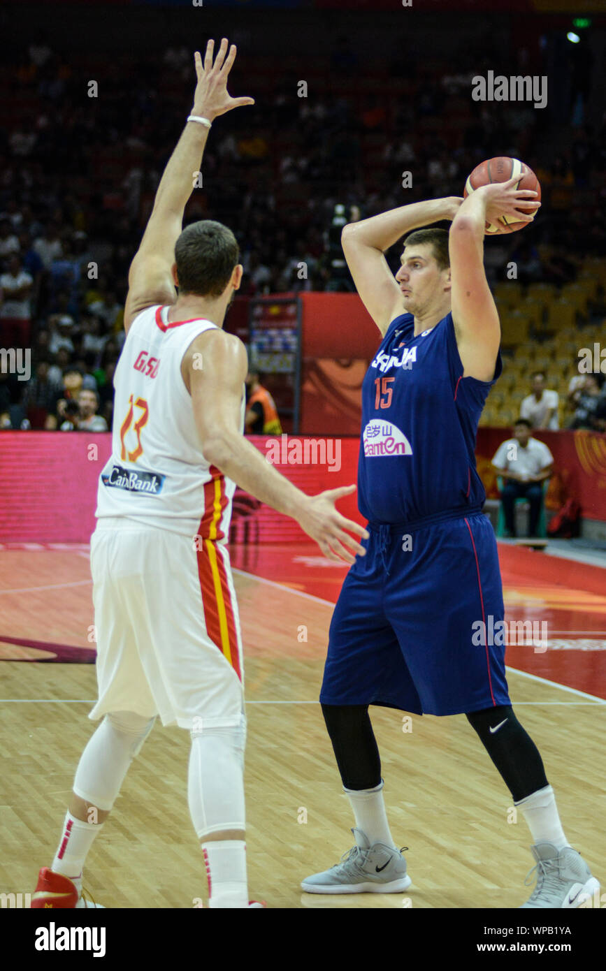 Nikola Jokic (Serbia) e Marc Gasol (Spagna). Pallacanestro FIBA World Cup Cina 2019, secondo round Foto Stock