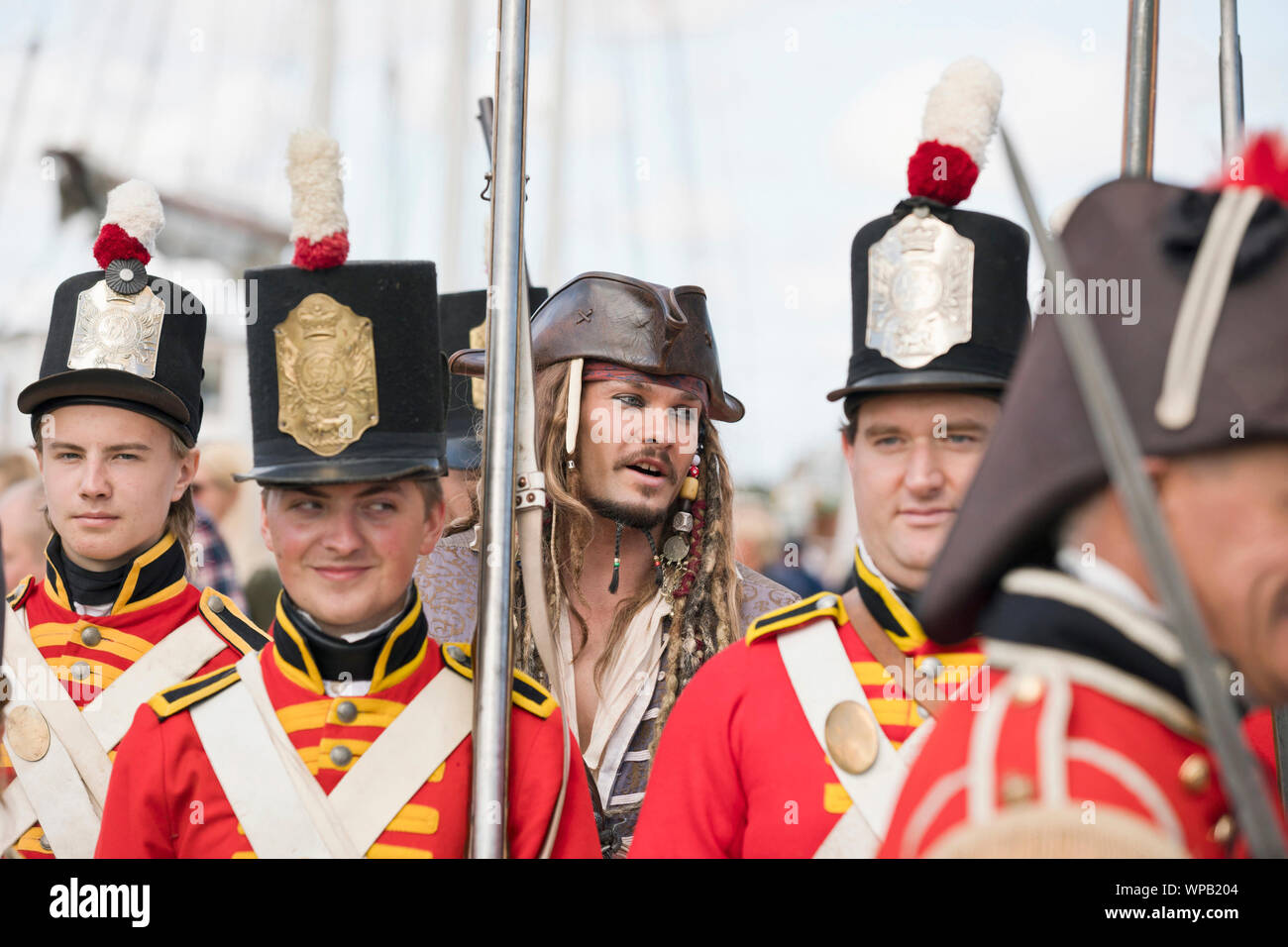 8 settembre 2019. Great Yarmouth Maritime Festival. Il capitano Jack Sparrow, svolto dal look-alike Matt Harris, nella custodia di East Norfolk milizia rievocazione gruppo. Foto Stock