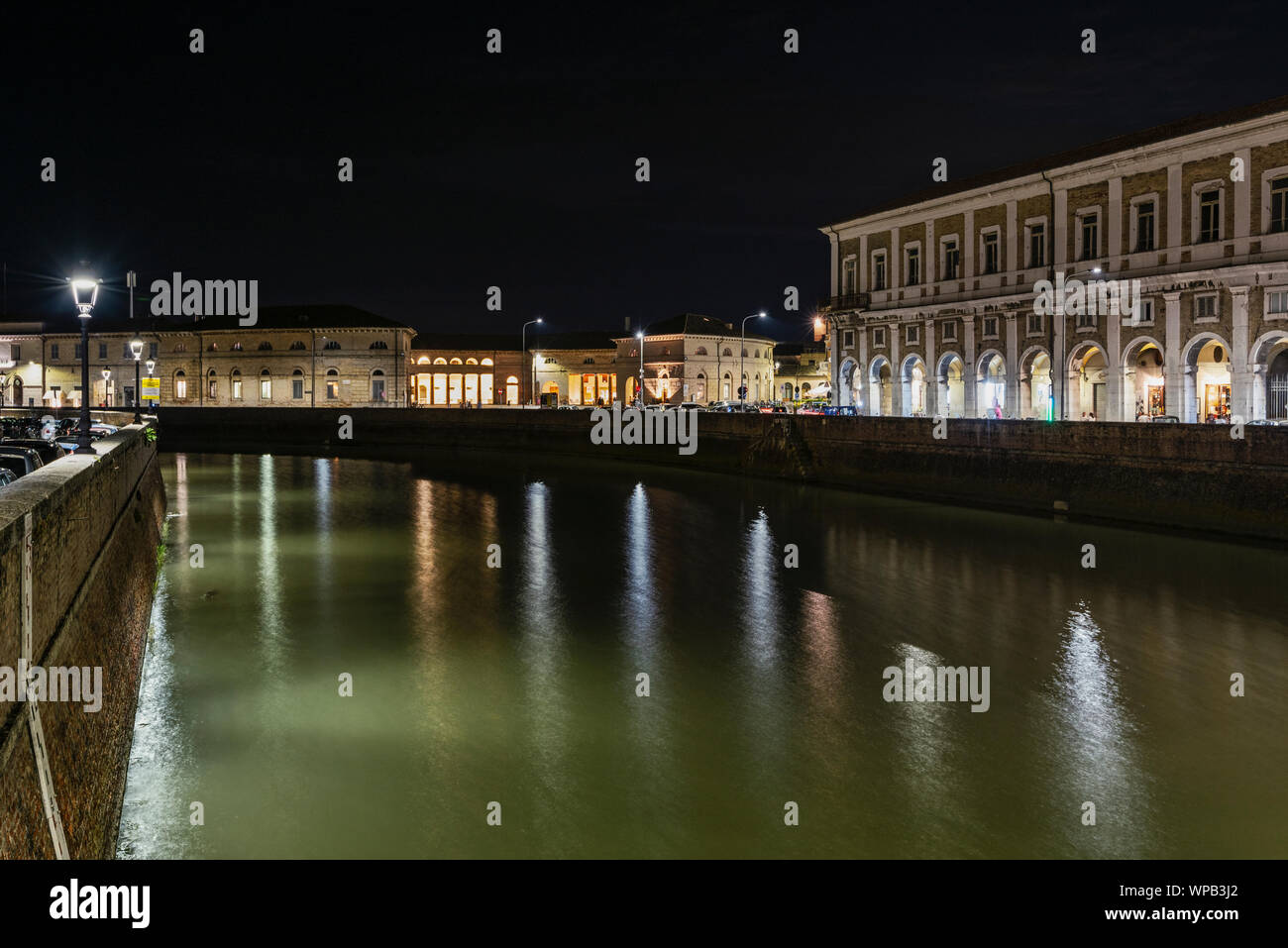 Visualizzare Portici Ercolani e dal Foro Annonario di Senigallia di notte Foto Stock