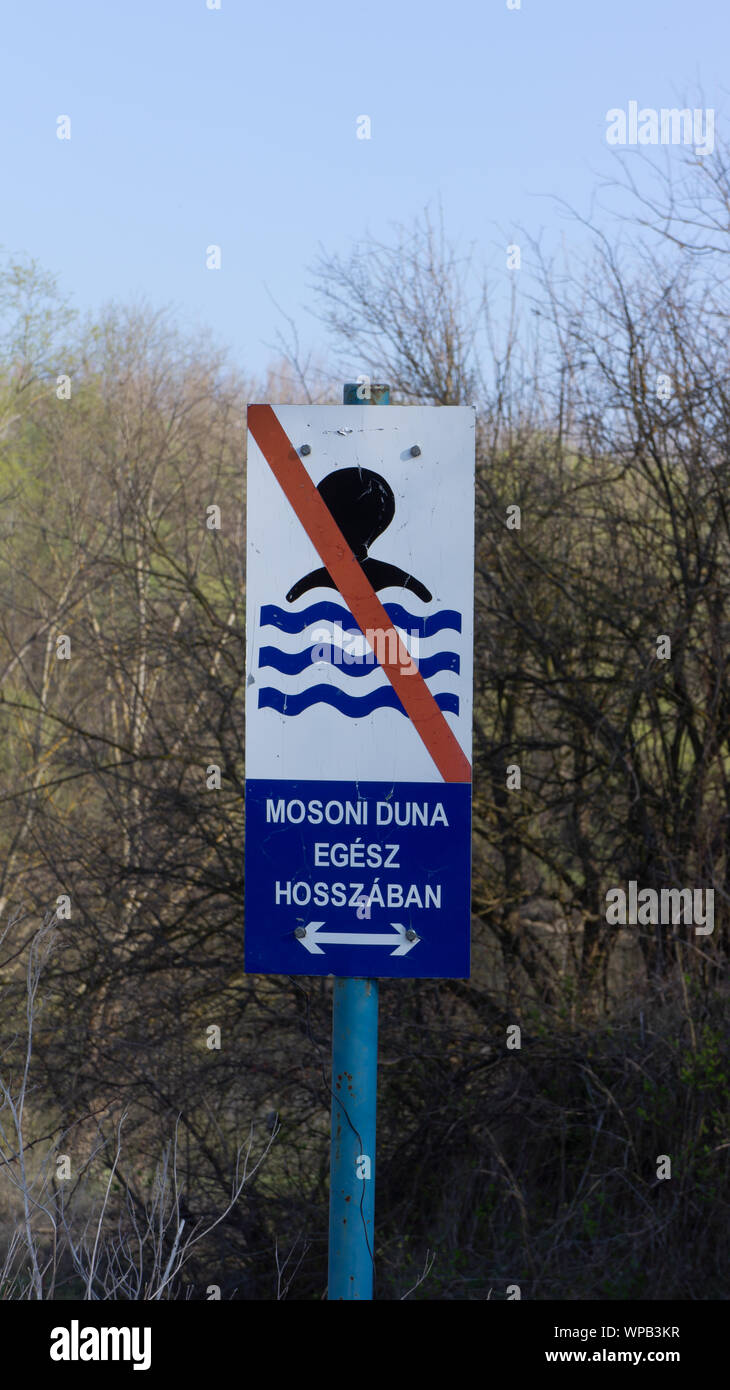 Nuotare lungo il Danubio Moson è proibita Foto Stock