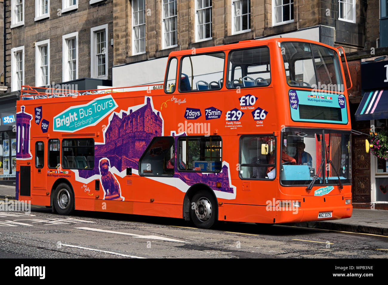 A sommità aperta Bus luminoso tours sightseeing tour bus in Hanover Street, Edimburgo, Scozia, Regno Unito. Foto Stock