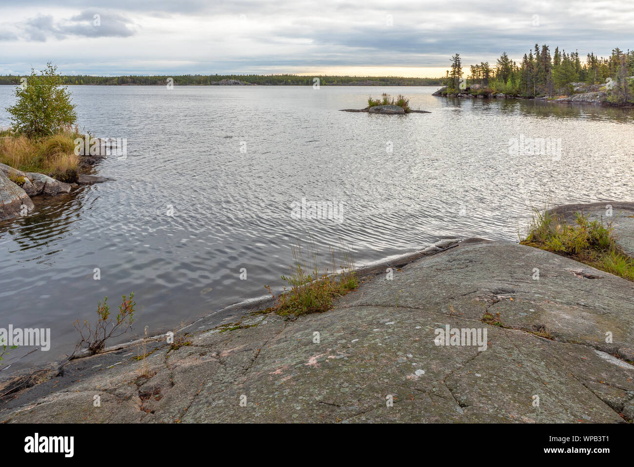 Rocce a lungo lago in Yellowknife, Northwest Territories, Canada Foto Stock