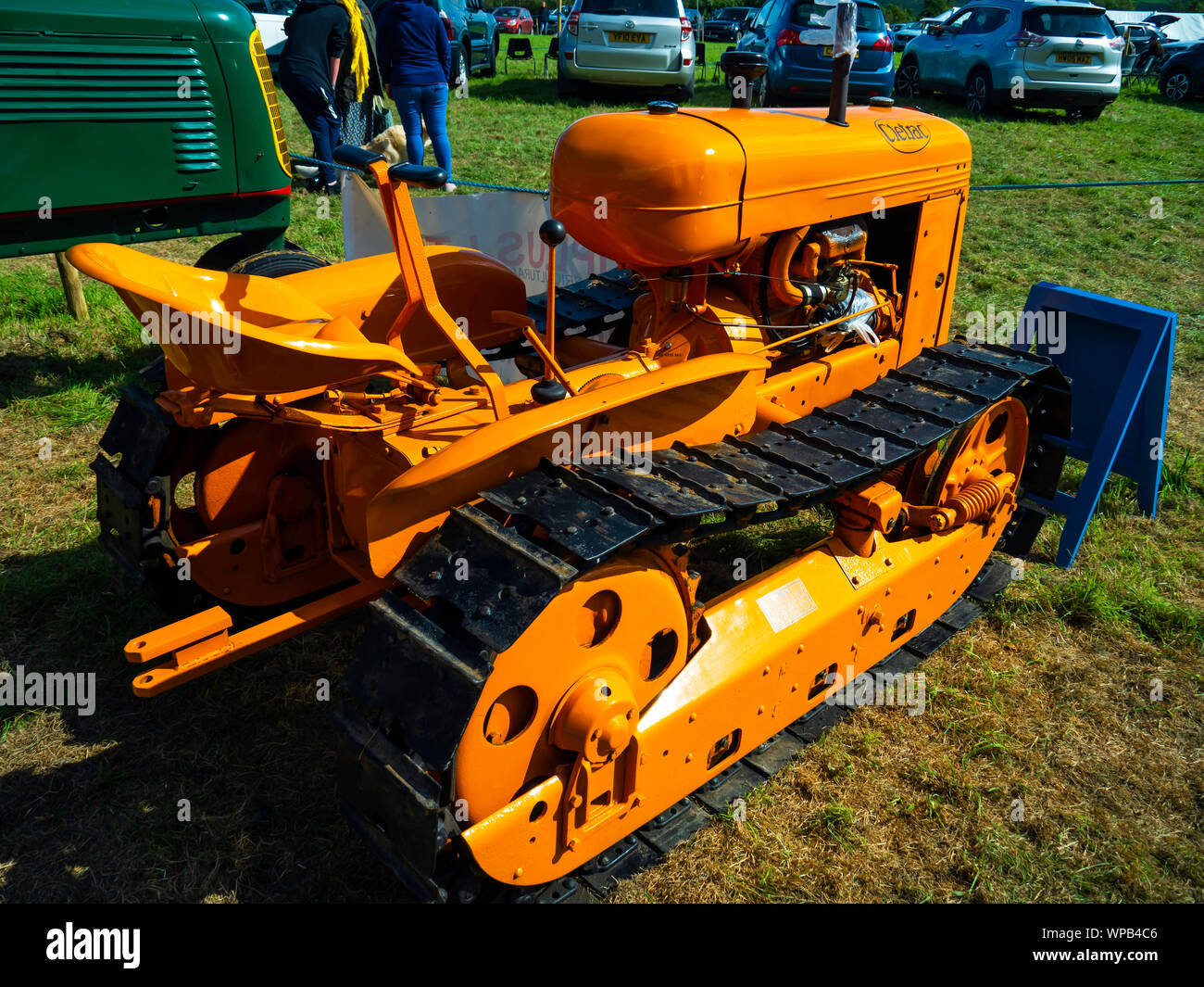 Un 1942 Cletrac motorizzata a benzina trattore cingolato in agricoltura i bygones classe al Bilsdale Agricultural Show 2019 costruito da Cleveland trattore Co USA Foto Stock