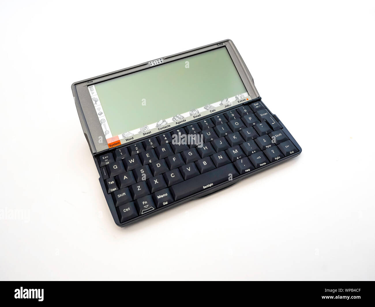 Psion 5 mx tenuto in mano personal computer da 1999 aperto per mostrare la tastiera e lo schermo Foto Stock
