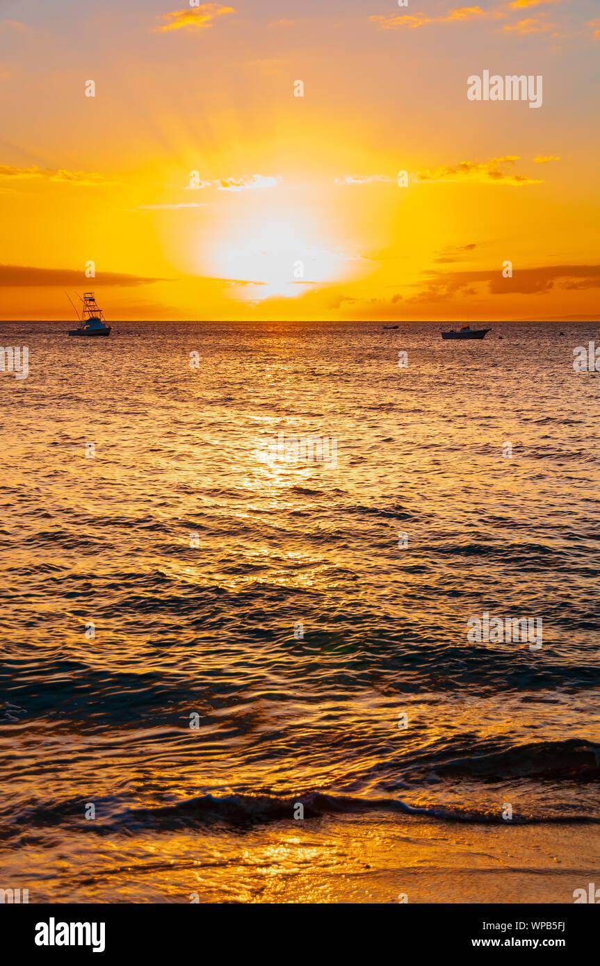 Bel tramonto dietro lo sport barca da pesca con un flying bridge a Maui, Hawaii, STATI UNITI D'AMERICA Foto Stock