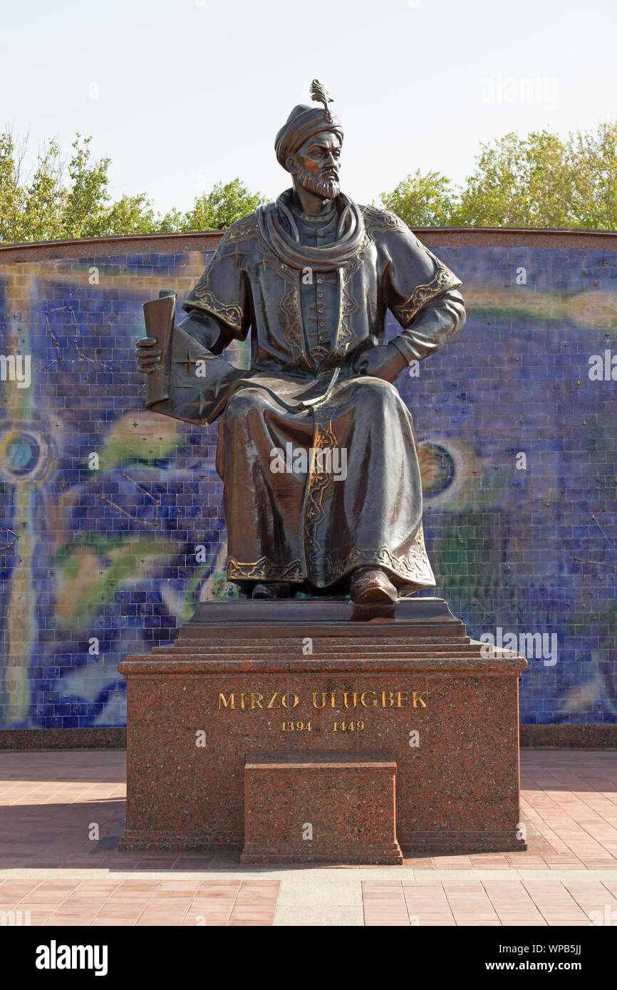 Statua dell'astronomo Ulug Beg o Ulug Bek al Ulug Beg osservatorio di Samarcanda, Uzbekistan Foto Stock