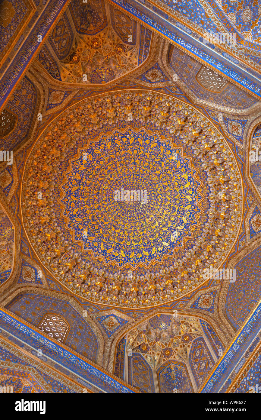 Il soffitto dorato della Tilla Kari, o Tilya Kori, Madrassa in Samarcanda, Uzbekistan. Foto Stock