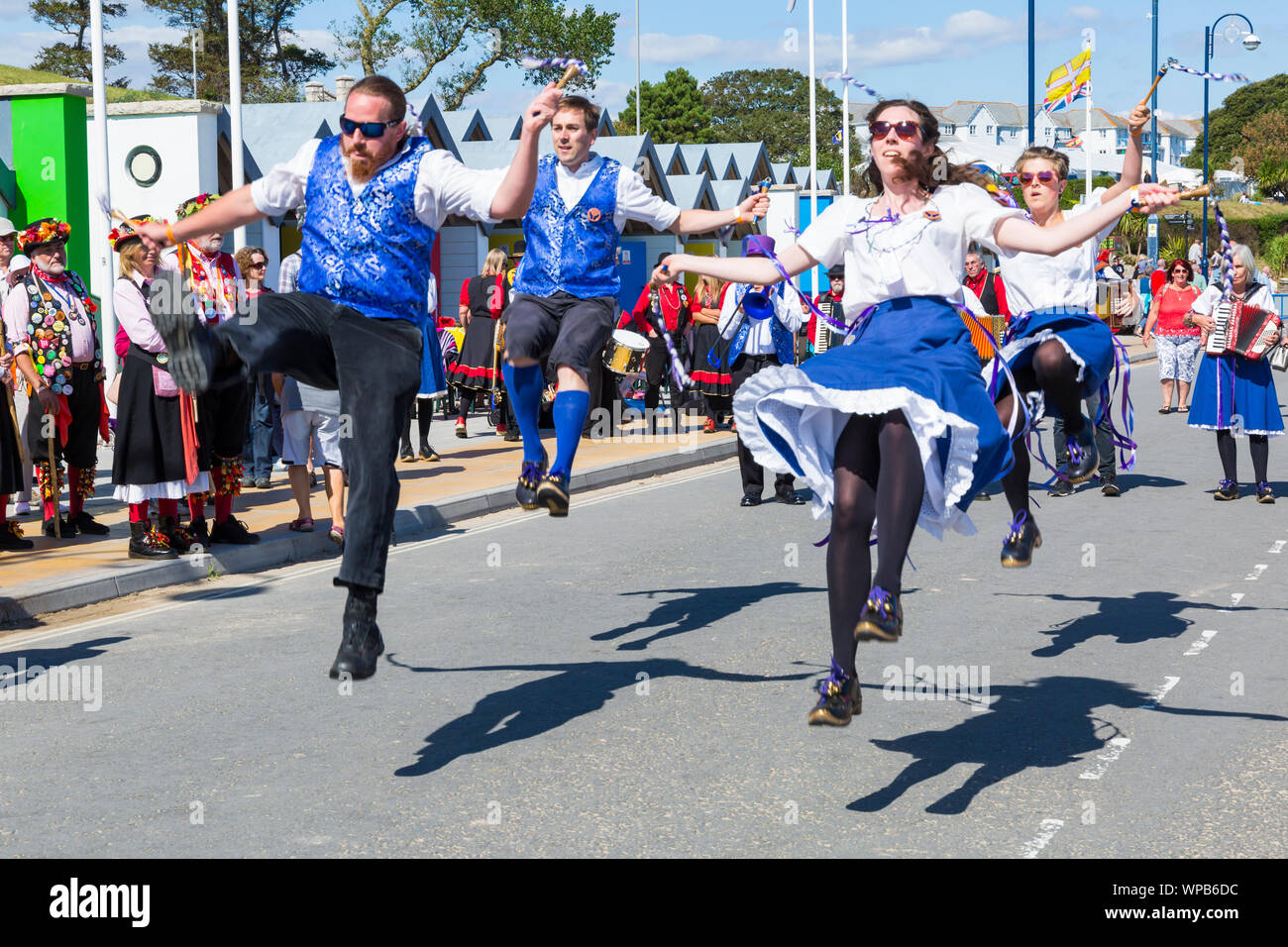 Swanage, DORSET REGNO UNITO. 8 settembre 2019. La folla affollano la città balneare di Swanage per godere della danza, con oltre 50 squadre di danza tra cui morris dancing e ostruire ballare e cantare per Swanage Folk Festival in un giorno caldo e soleggiato. Morris ballerini, membri di Marlings Morris ballerini eseguono. Credito: Carolyn Jenkins/Alamy Live News Foto Stock