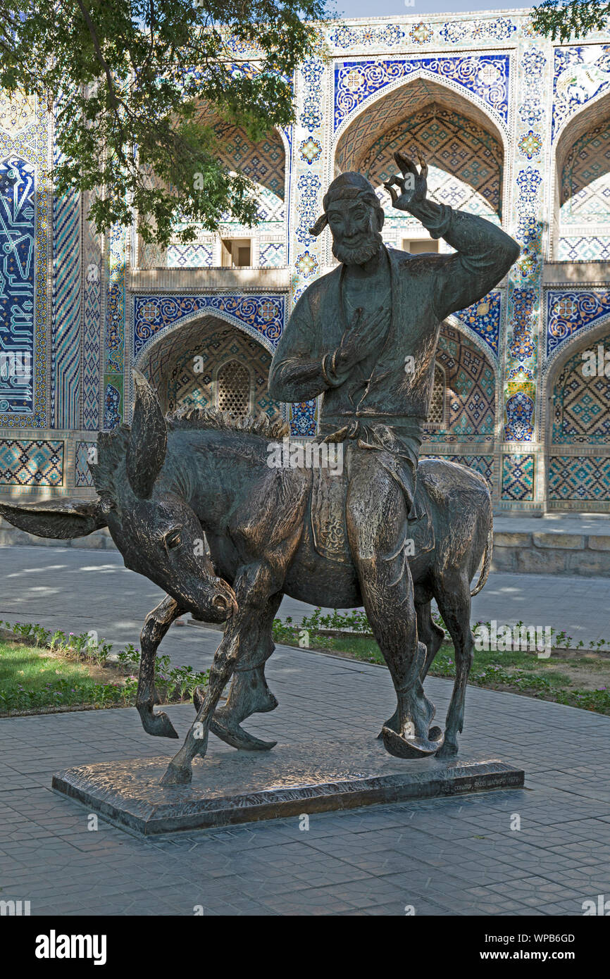 La statua e il monumento a Nasreddin Hodja nel centro di Bukhara, Uzbekistan, altrimenti noto come la statua del sapiente stolto. Foto Stock