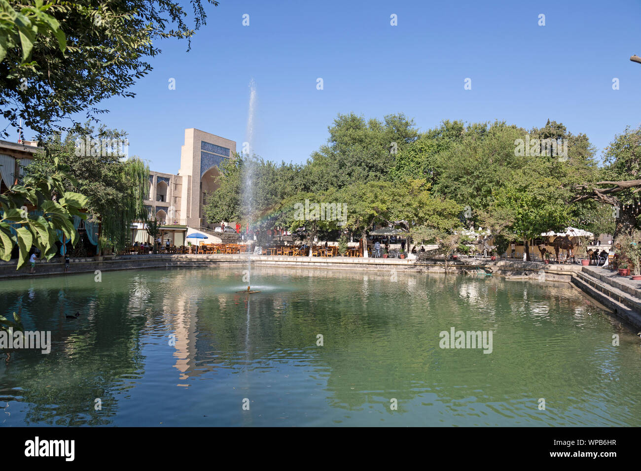 I ristoranti attorno ad un antico serbatoio nel centro di Bukhara, Uzbekistan. Foto Stock