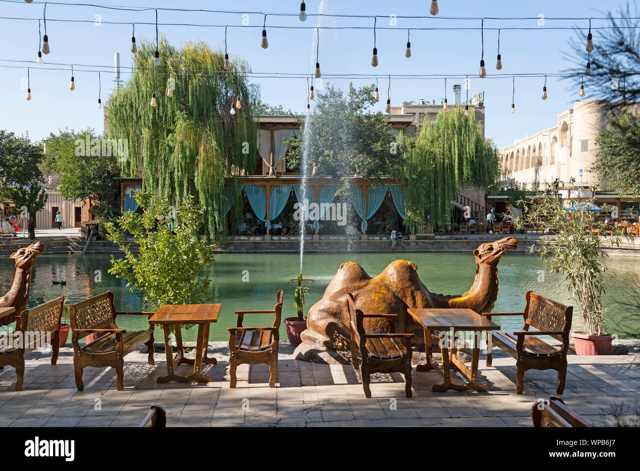 I ristoranti attorno ad un antico serbatoio nel centro di Bukhara, Uzbekistan. Foto Stock