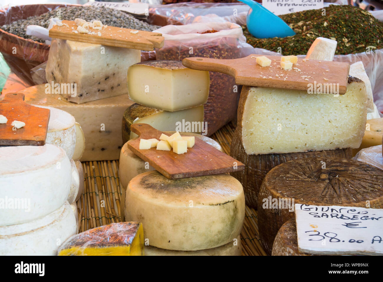 Parmigiano italiano tagliato sulla scheda di botte per la degustazione Foto Stock