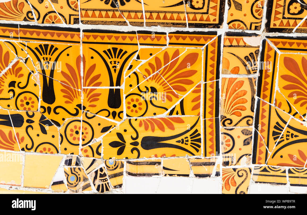 Decorazione di piastrelle in ceramica nel parco Guell progettato da Antonio Gaudi Foto Stock