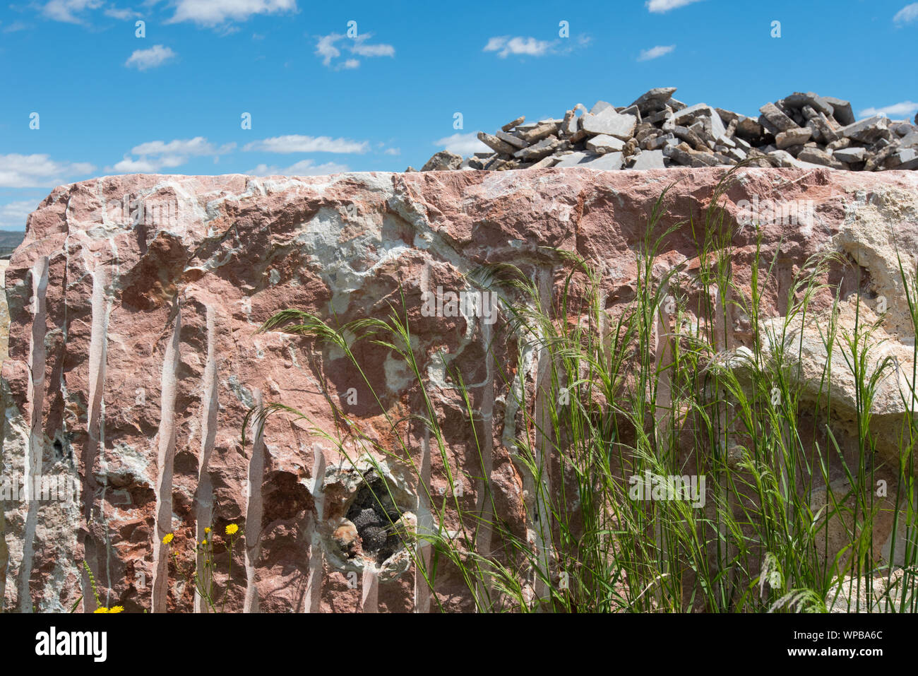 Separate il blocco di marmo da miniera con visibili fori blast Foto Stock