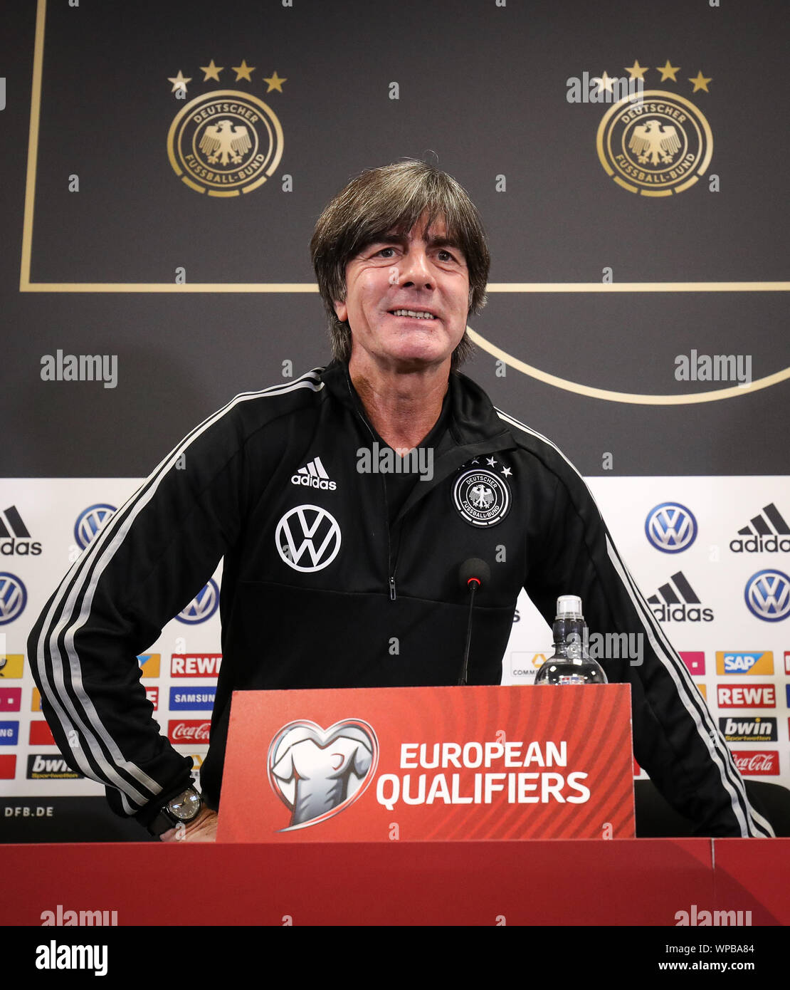 Belfast, Regno Unito. 08 Sep, 2019. Calcio: squadra nazionale, conferenza stampa finale Germania prima del campionato europeo il qualificatore Irlanda del Nord - Germania a Windsor Park Stadium. Allenatore nazionale Joachim Löw arriva alla conferenza stampa. Credito: Christian Charisius/dpa - NOTA IMPORTANTE: In conformità con i requisiti del DFL Deutsche Fußball Liga o la DFB Deutscher Fußball-Bund, è vietato utilizzare o hanno utilizzato fotografie scattate allo stadio e/o la partita in forma di sequenza di immagini e/o video-come sequenze di foto./dpa/Alamy Live News Foto Stock