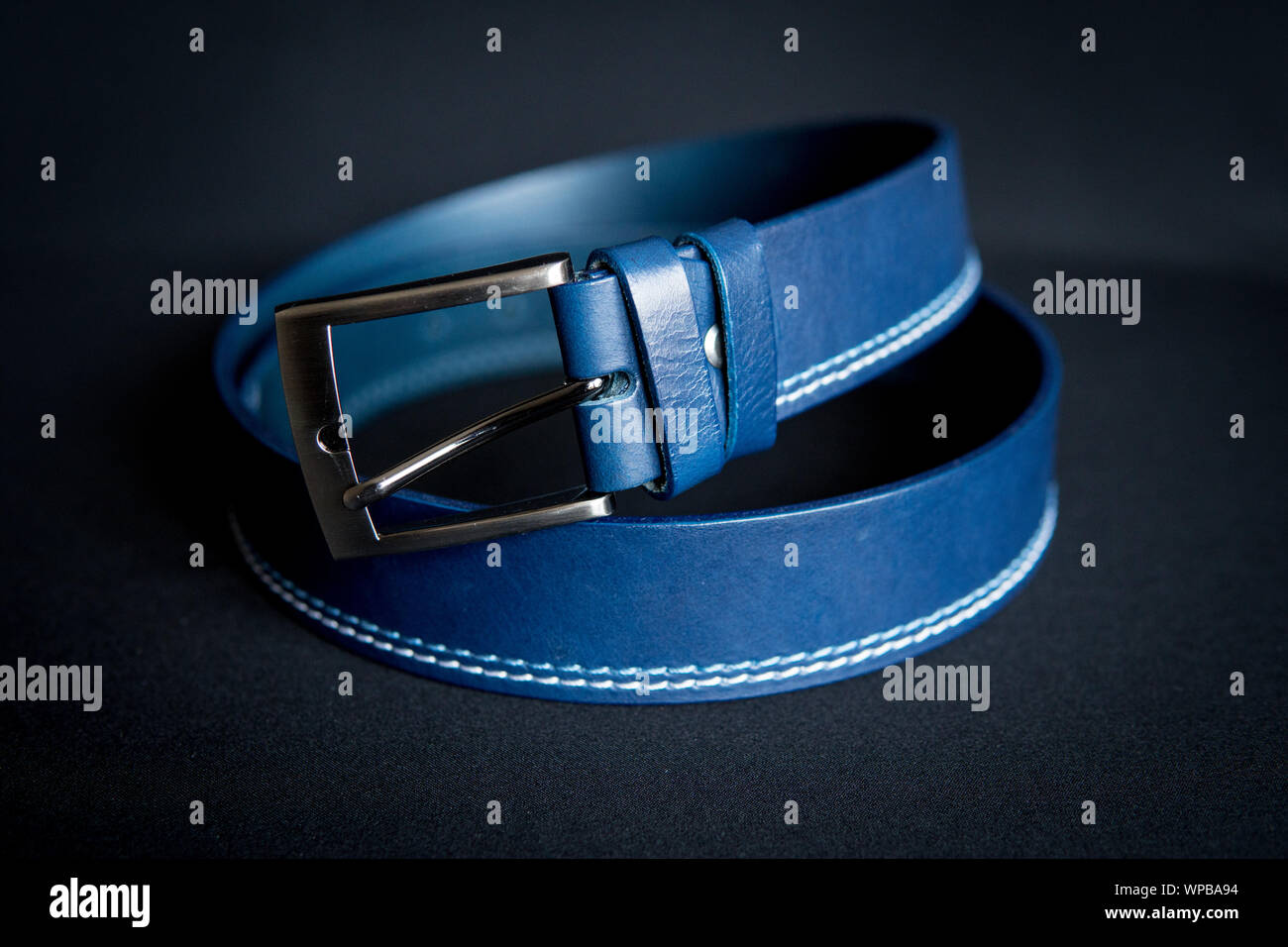 Dettaglio della cintura blu isolate su sfondo nero Foto Stock