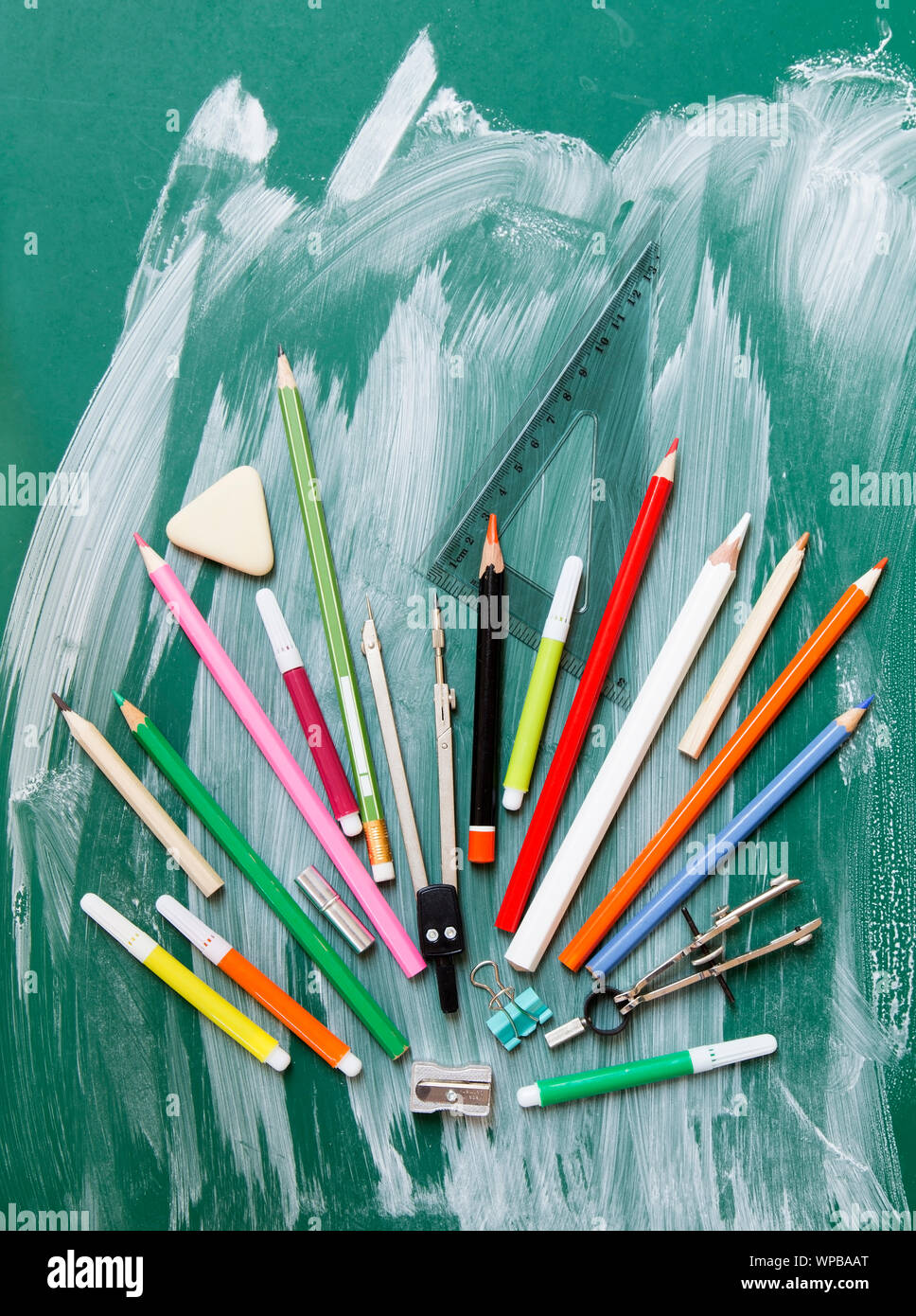 Forniture scolastiche sulla lavagna verde sullo sfondo - vista superiore Foto Stock