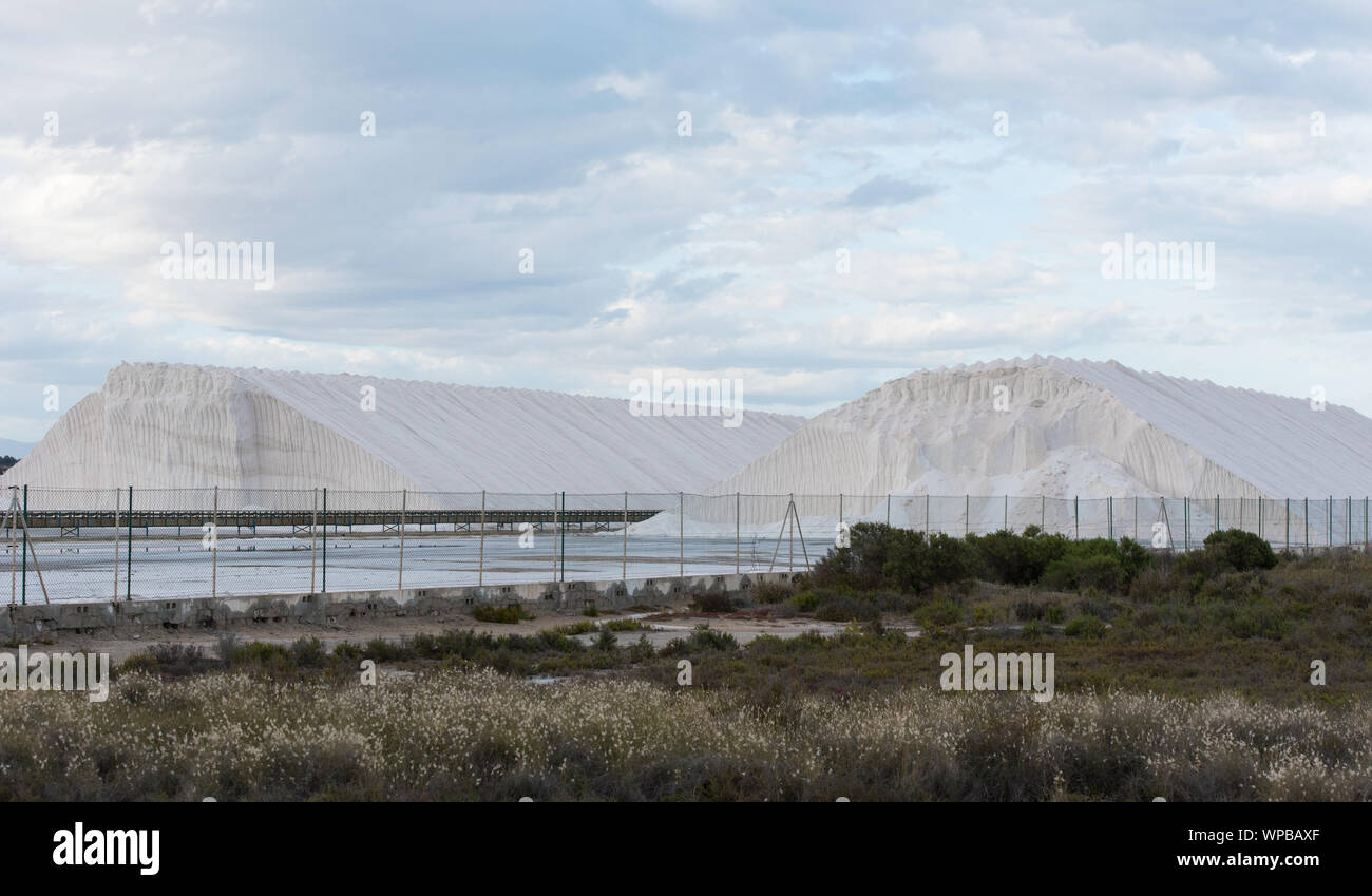 Colle di sale marino da una soluzione salina sito produttivo a costa del Mar Mediterraneo in Santa Pola, provincia di Alicante, Spagna Foto Stock