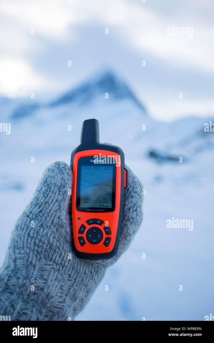 Navigazione con GPS nel terreno, Kungsleden o Konigsweg, provincia della Lapponia, Svezia Foto Stock