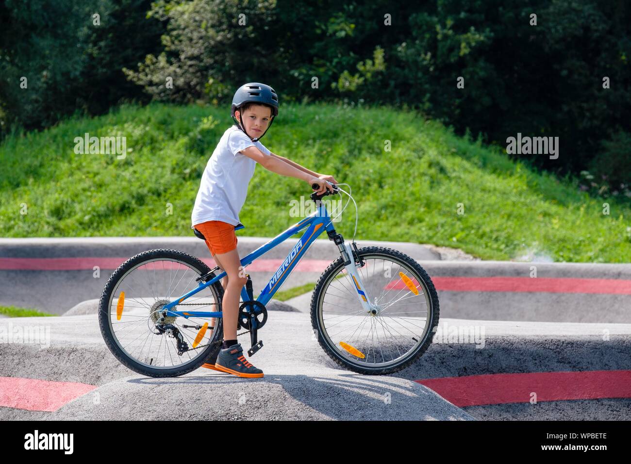 Bambino, ragazzo, 9 anni con la mountain bike in una pompa via, mountain bike trail, Viehhausen, Salisburgo, Austria Foto Stock