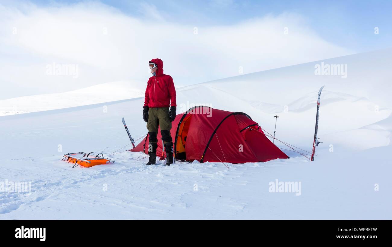 Ski tourer con la tenda nella neve, Kungsleden o Konigsweg, provincia della Lapponia, Svezia Foto Stock