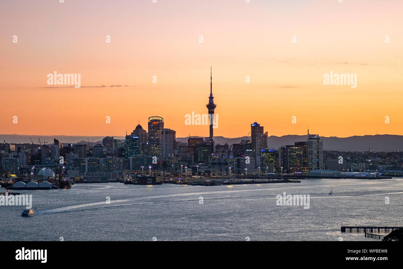 Skyline di Auckland al tramonto, Waitemata Harbour, Sky Tower, il quartiere centrale degli affari di Auckland, Isola del nord, Nuova Zelanda Foto Stock