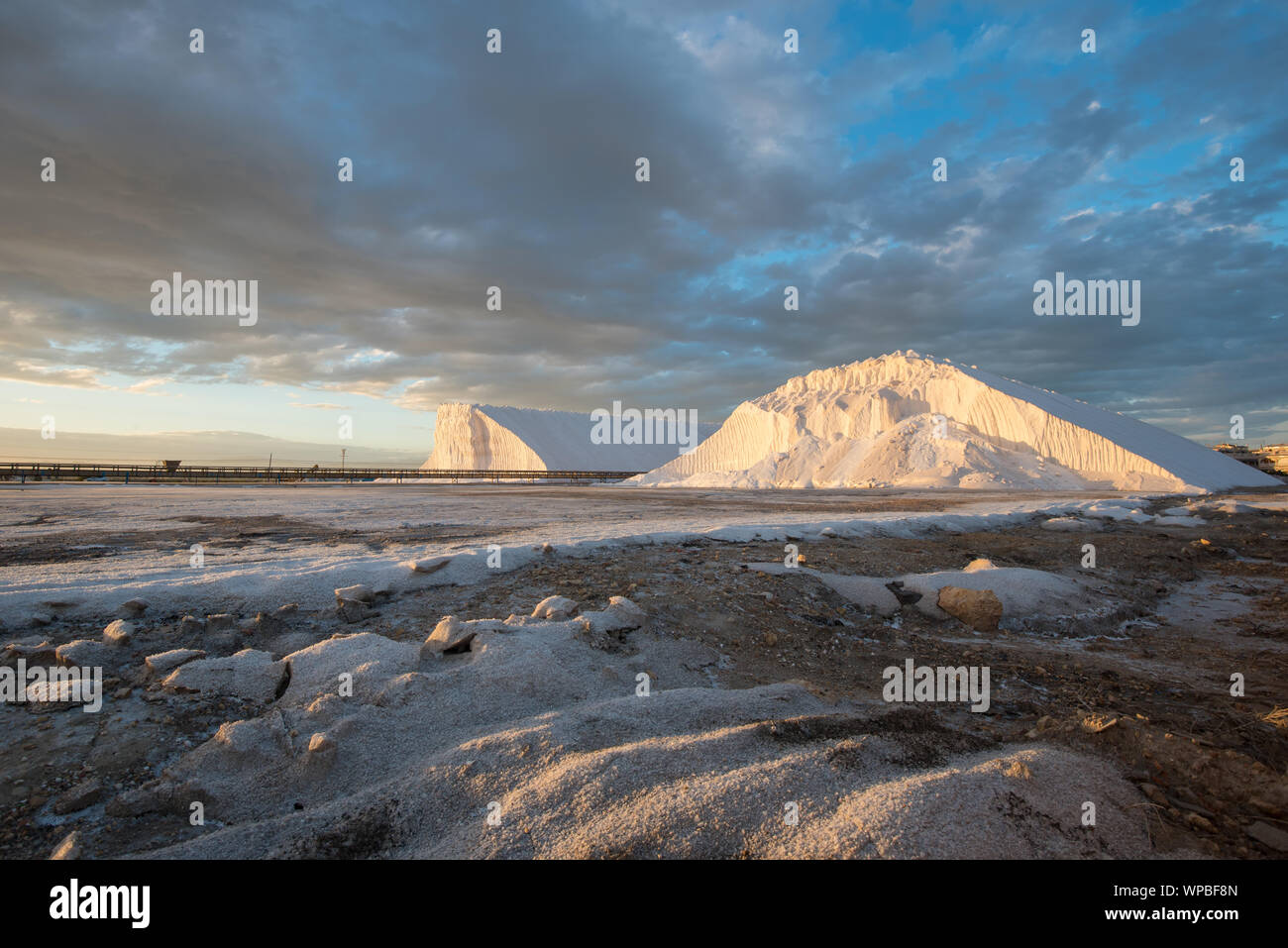 Colline di puro Materie prodotte mare sale in superficie aperta soluzione salina a sera sun Foto Stock