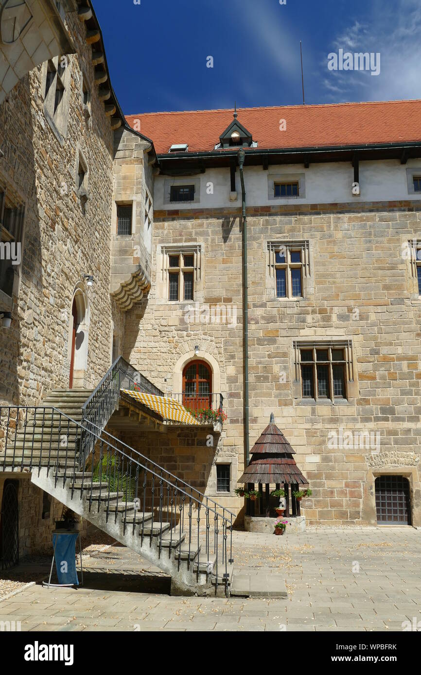 Castello di Budyne nad Ohri costruita in stile romantico, Repubblica Ceca. Foto Stock