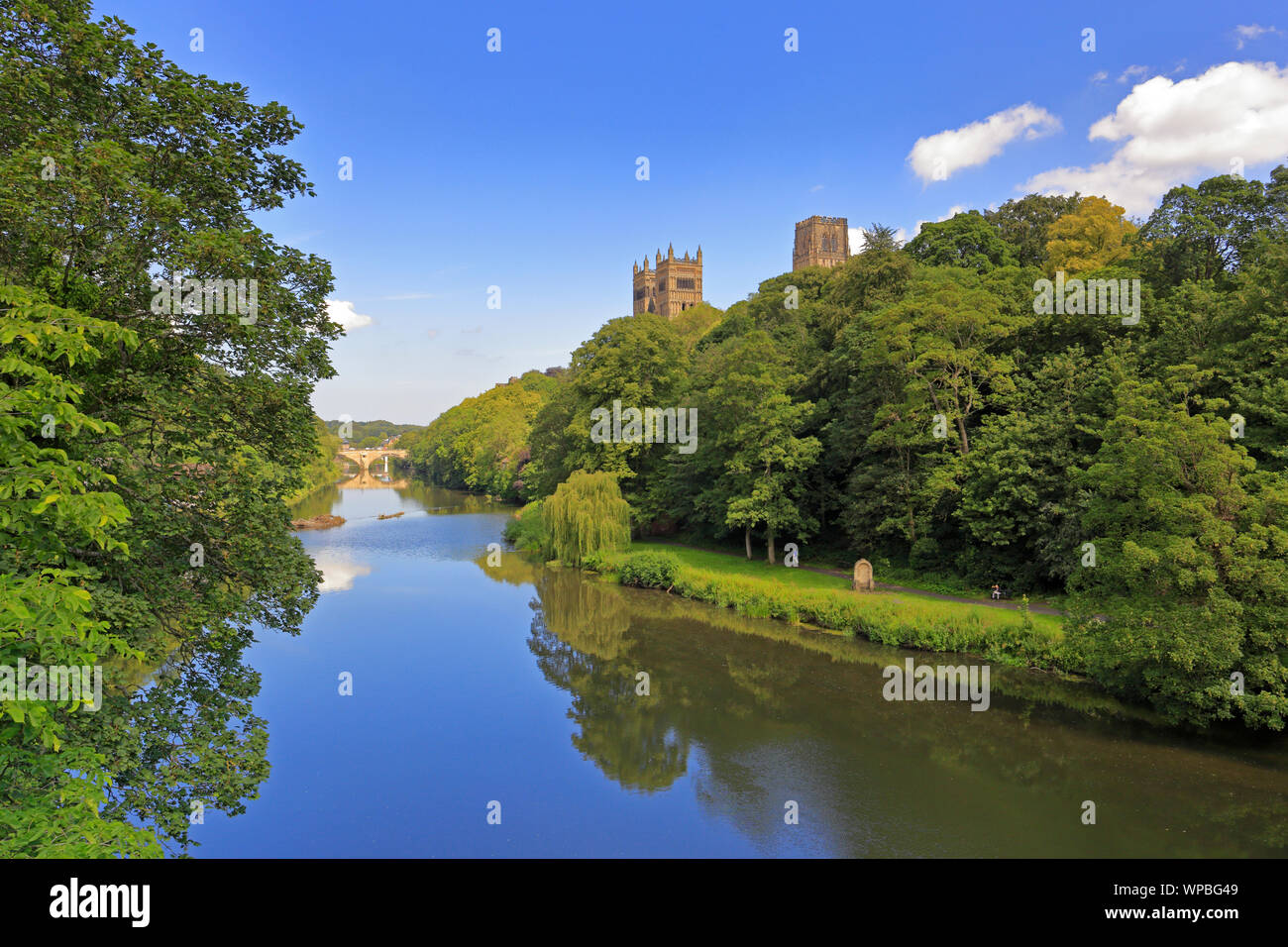 La Cattedrale di Durham sopra il fiume usura da Prebends Bridge, un sito Patrimonio Mondiale dell'UNESCO, Durham, County Durham, Inghilterra, Regno Unito. Foto Stock