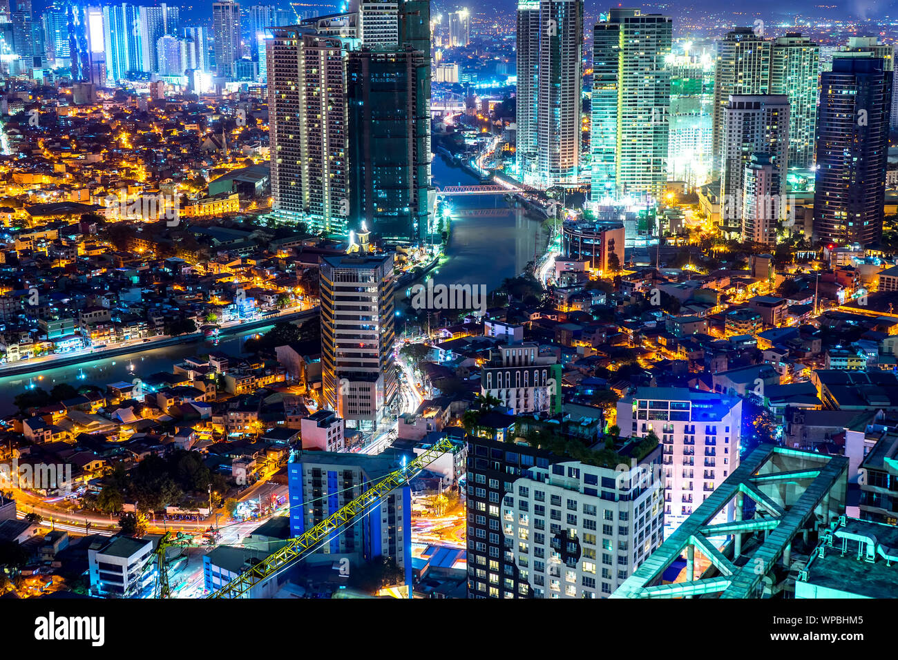 Vista dello Skyline di Makati di notte a Manila nelle Filippine. Foto Stock