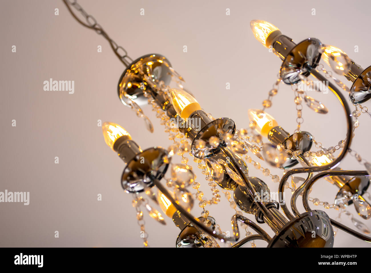 Vista su una bella lampada vintage appesi al soffitto. Foto Stock