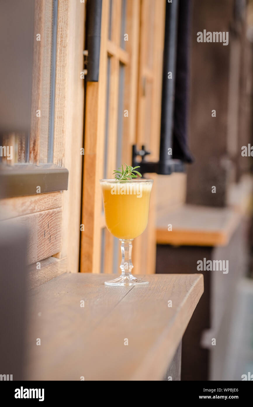 Caduta punch caldo cocktail con rosmarino su sfondo di legno. In autunno e inverno il riscaldamento bere. Alimentare il concetto di fotografia Foto Stock