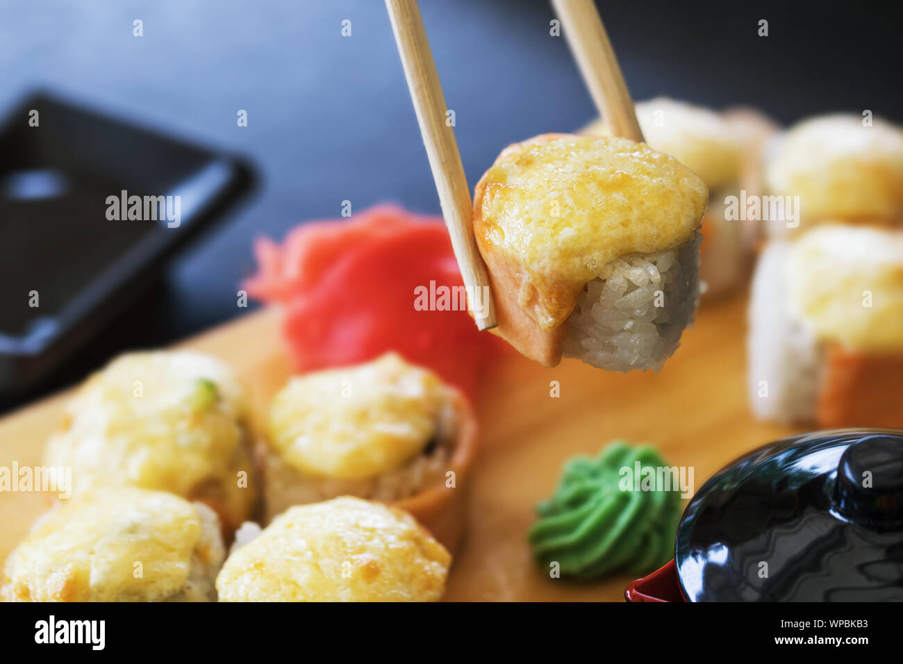 Panini caldi con lo zenzero, wasabi e salmone su un supporto in legno di close-up. La deliziosa cucina giapponese Foto Stock
