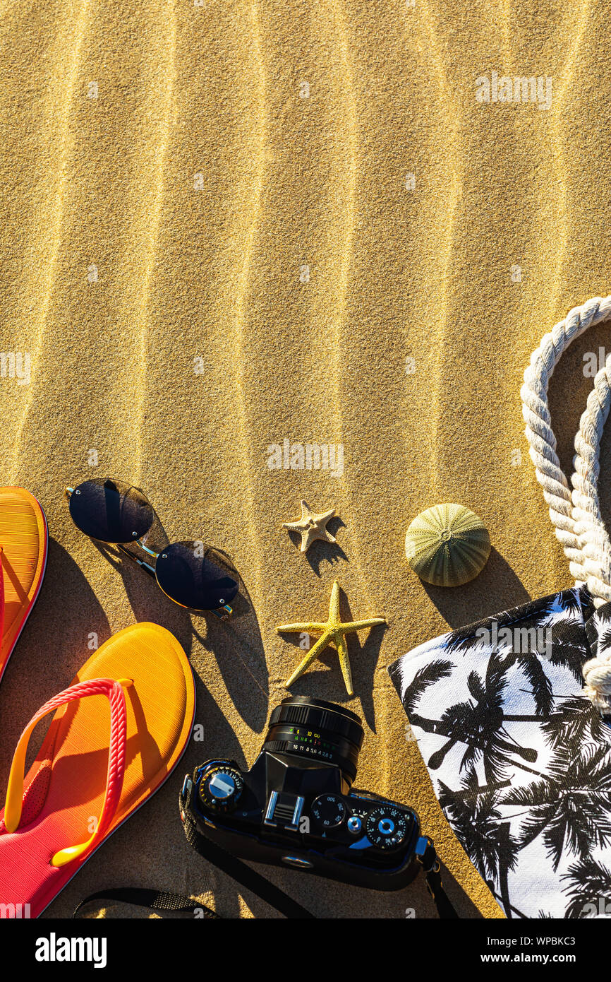 Accessori per la spiaggia di sabbia con copia spazio, vista dall'alto. Disposizione sul tema del resto Foto Stock