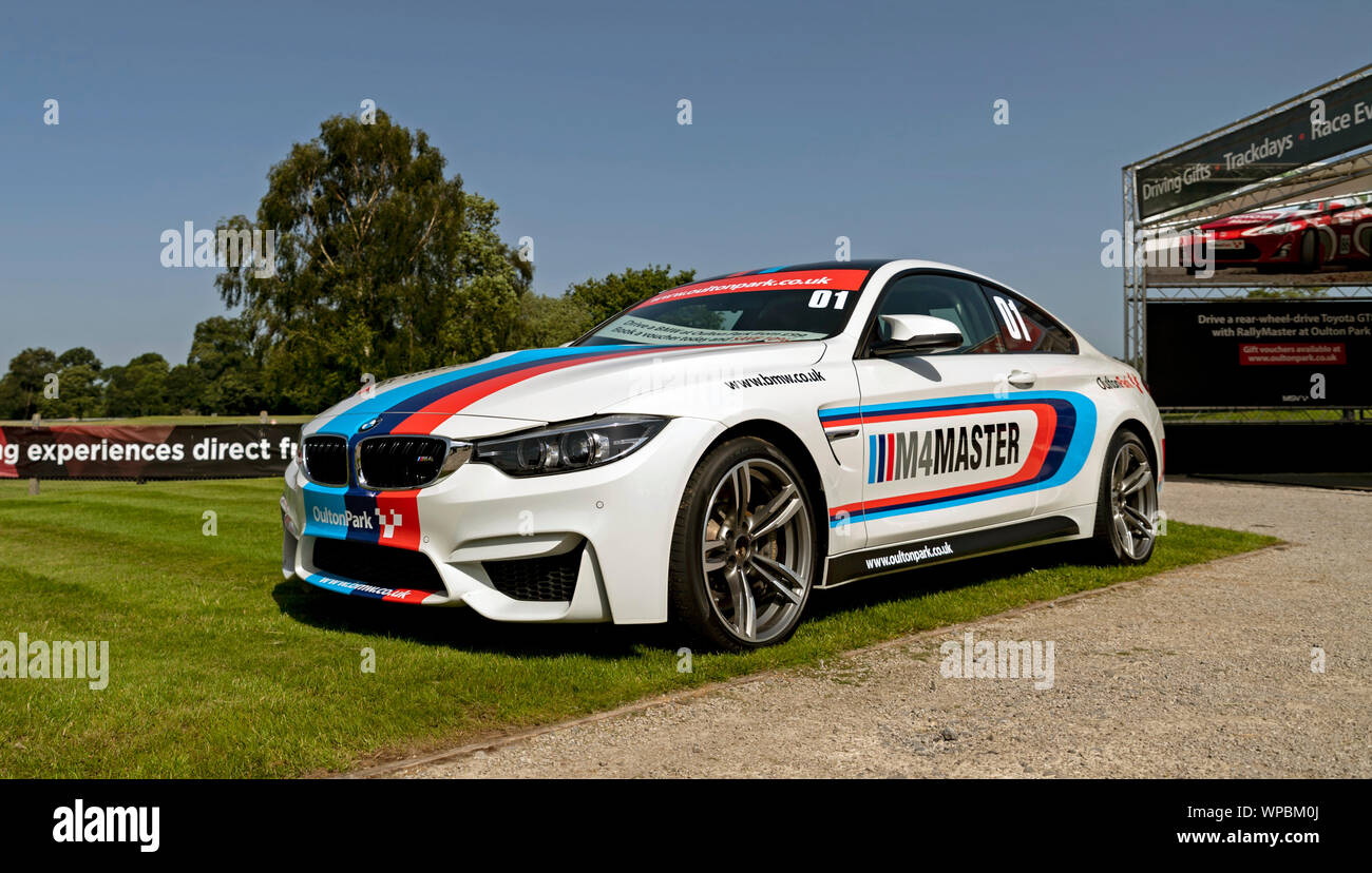 Oulton Park Pit pista e fuori area, esperienza di guida auto BMW M4 Foto Stock