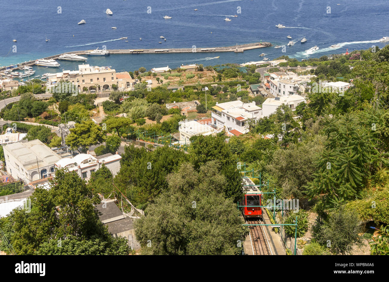 Isola di Capri - Agosto 2019: Treno sulla ferrovia funicolare sulla isola di Capri lasciando Capri a scendere lungo la montagna per il porto. Foto Stock