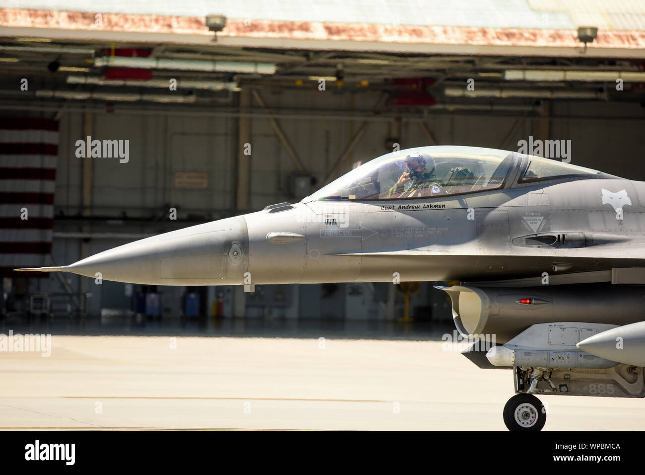 Stati Uniti Air Force F-16 Fighting Falcon jet da combattimento, assegnato a La Carolina del Sud Air National Guard's 169Fighter Wing, ritornare alla base a McEntire comune di Guardia Nazionale Base, Carolina del Sud, Sett. 6, 2019 dopo l'uragano evacuazione del velivolo. Il velivolo si è trasferita a Naval Air Station Fort Worth, Texas in preparazione per i potenziali danni causati dall'uragano Dorian. (U.S. Air National Guard photo by Staff Sgt. Megan Floyd, 169Fighter Wing Affari pubblici) Foto Stock