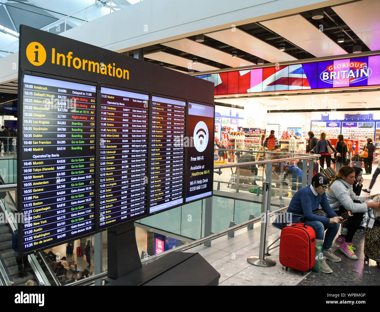 L'aeroporto di Heathrow di Londra, Inghilterra - Gennaio 2018: Electronic information board nel terminale 5 che mostra le partenze di volo Foto Stock