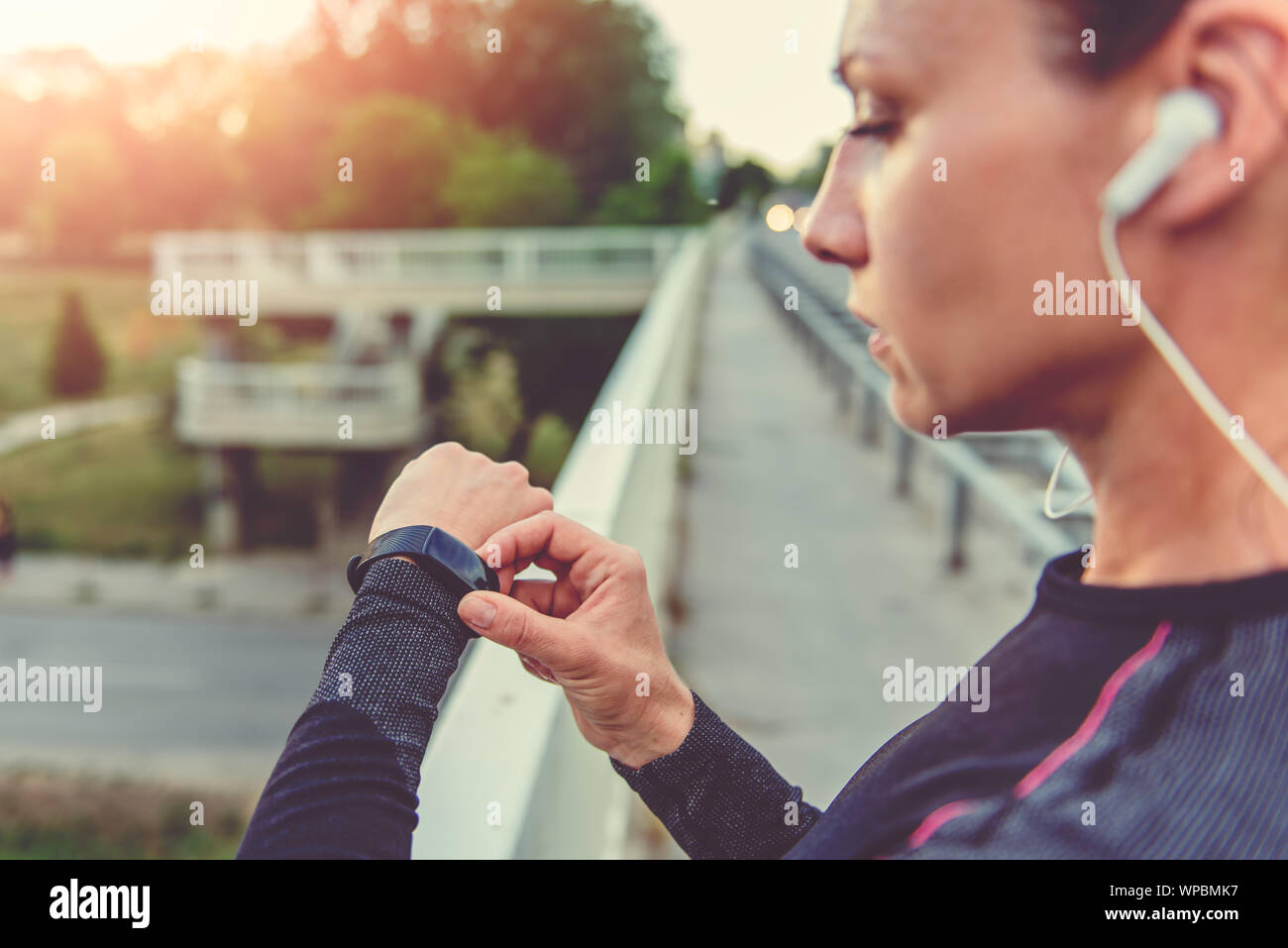 Monitoraggio della donna il suo progresso su smart watch Foto Stock Monitoraggio della donna il suo progresso su smart watch Foto Stock