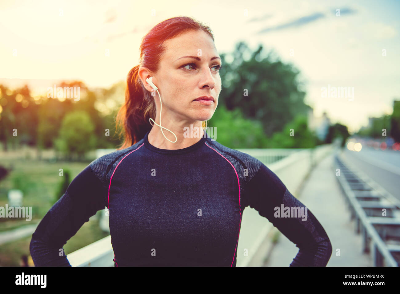 Ritratto di donna fitness riposo dopo l'esecuzione Foto Stock