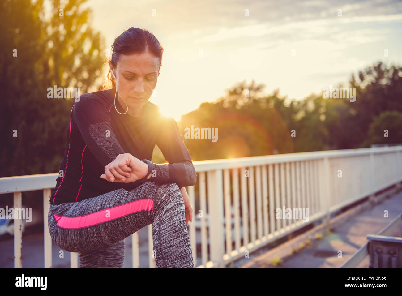 Monitoraggio della donna il suo progresso su smart watch Foto Stock Monitoraggio della donna il suo progresso su smart watch Foto Stock