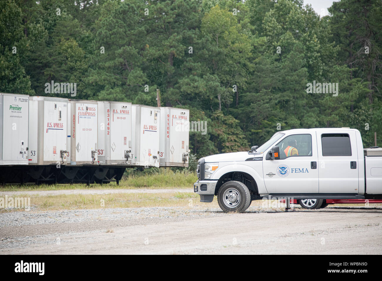 PORT ROYAL, Virginia, 5 settembre 2019 - La Federal Emergency Management Agency (FEMA) lavora in partnership con gli Stati Uniti Esercito per la configurazione di una commodities campo base a Fort A.P. Hill in preparazione per l'uragano Dorian. FEMA team di logistica a coordinare la consegna di oltre cinquanta dietro camion di forniture, che compreso acqua, pasti, culle, teloni, coperte e infantili e kit per bimbi più grandi nel caso in cui le persone sono in stato di bisogno dopo l'uragano. Grazia Simoneau/FEMA Foto Stock