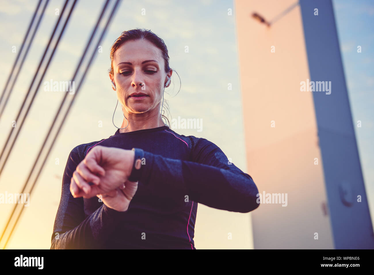 Monitoraggio della donna il suo progresso su smart watch Foto Stock