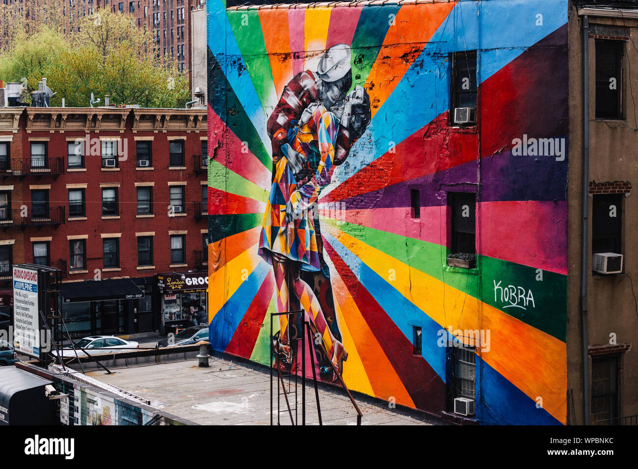 La città di New York street art 'Il Bacio' da Eduardo Kobra dalla linea alta Foto Stock