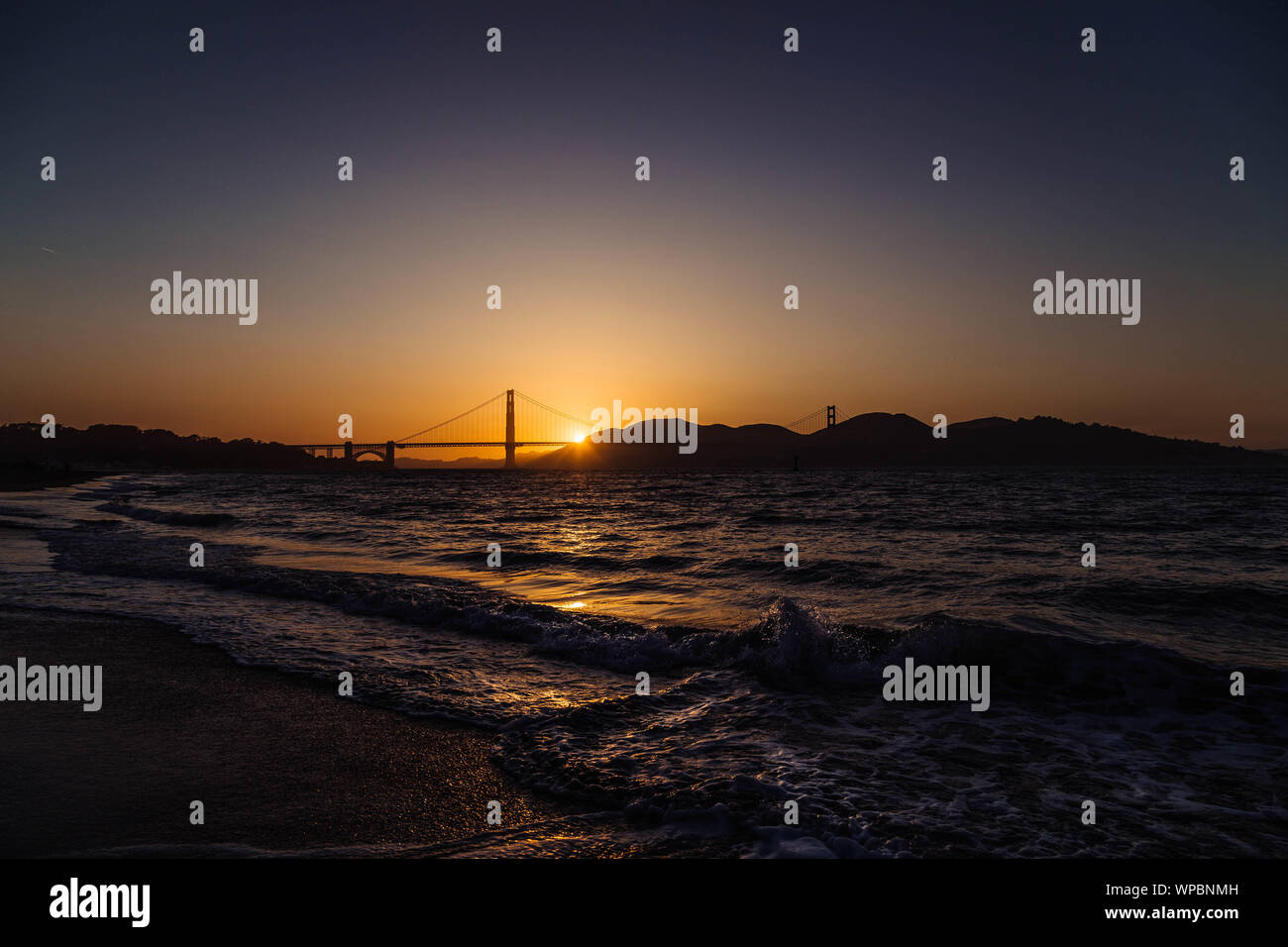 Un bel tramonto dietro il Golden Gate Bridge di San Francisco Foto Stock