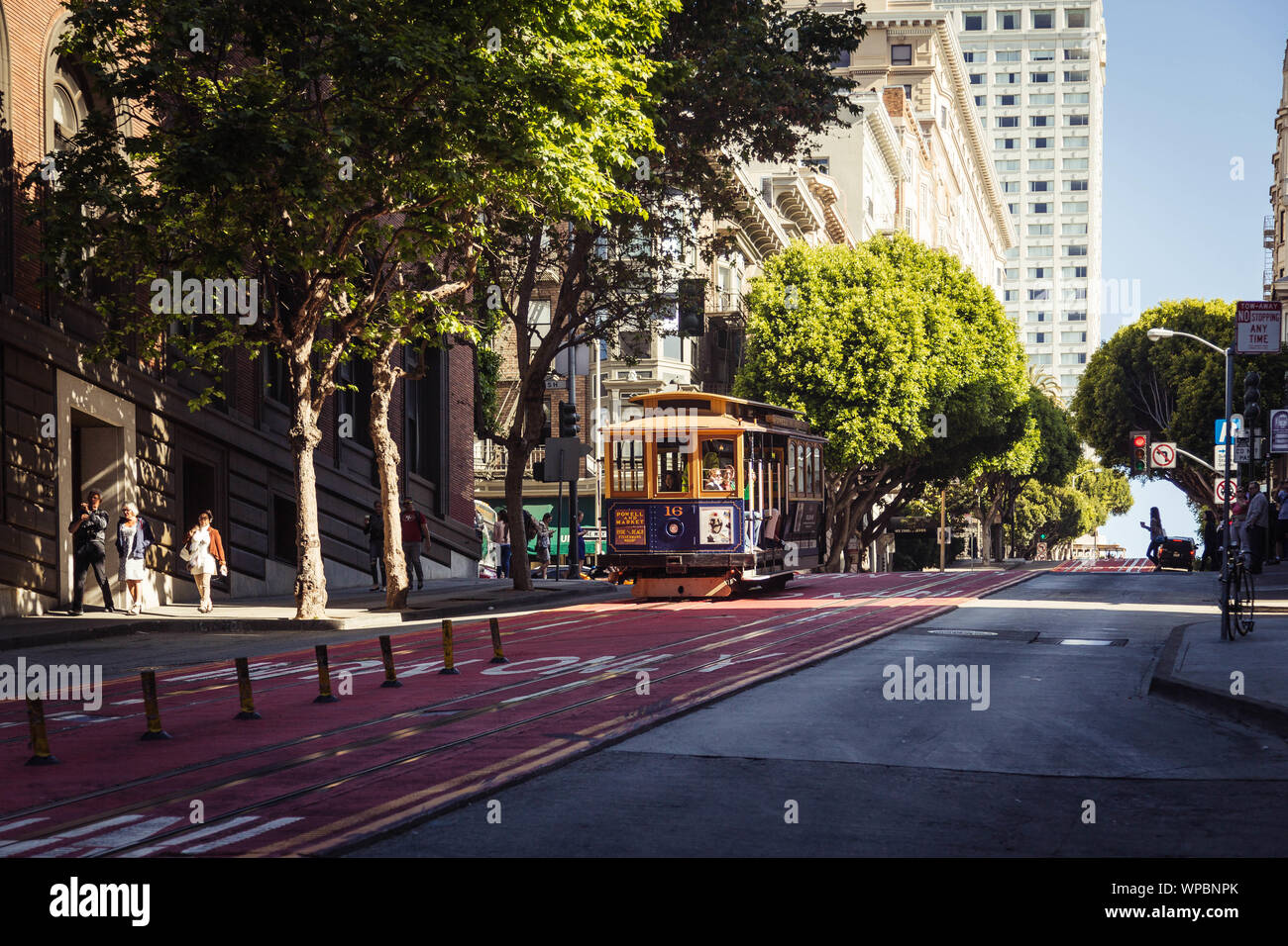 Un iconico San Francisco cable car funziona il suo modo attraverso la città in una giornata di sole Foto Stock