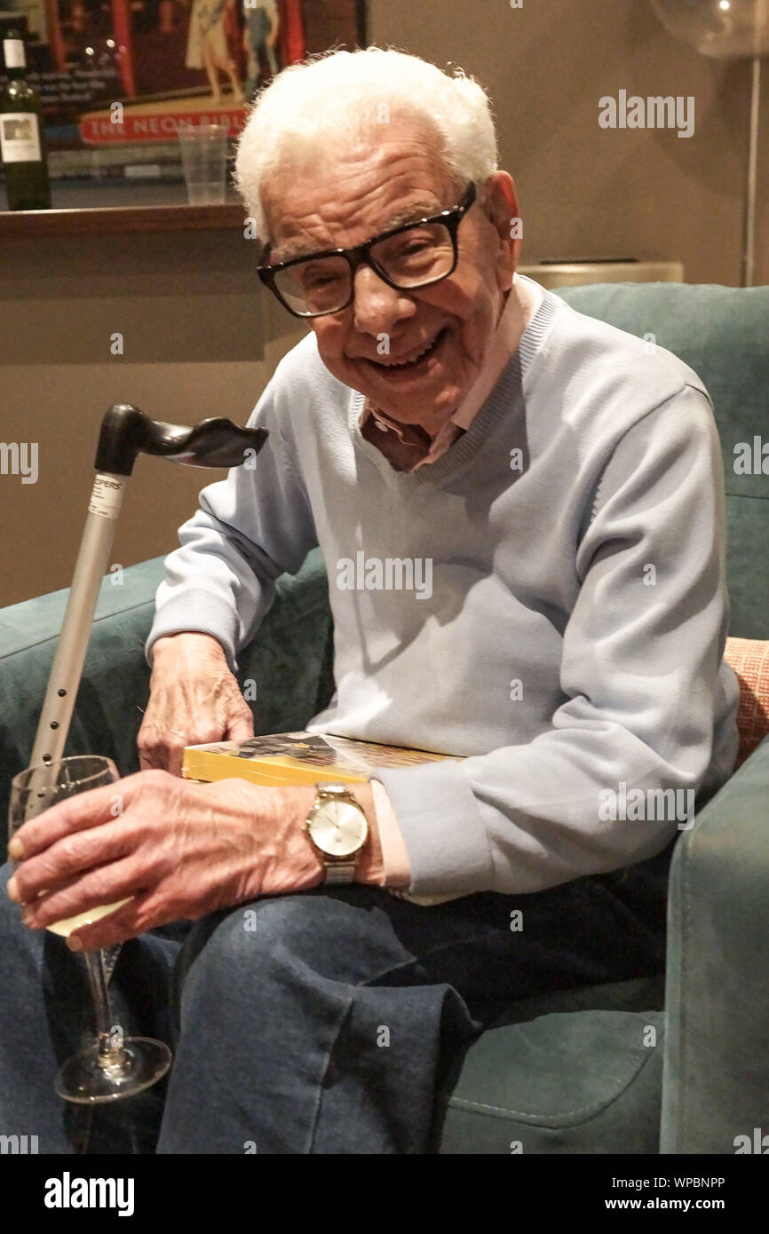 Londra, Regno Unito. 8 Sep 2019.BFI lancio collezione di DVD di Monty Python precursori, FINALMENTE IL 1948 MOSTRA E NON REGOLARE IL SET A NFT con Aimi "sai cosa voglio dire, darling?" McDonald, Tim Brooke-Taylor e Barry Cryer come parte di Monty Python il cinquantesimo anniversario. Pietro di credito Hogan/Alamy Foto Stock