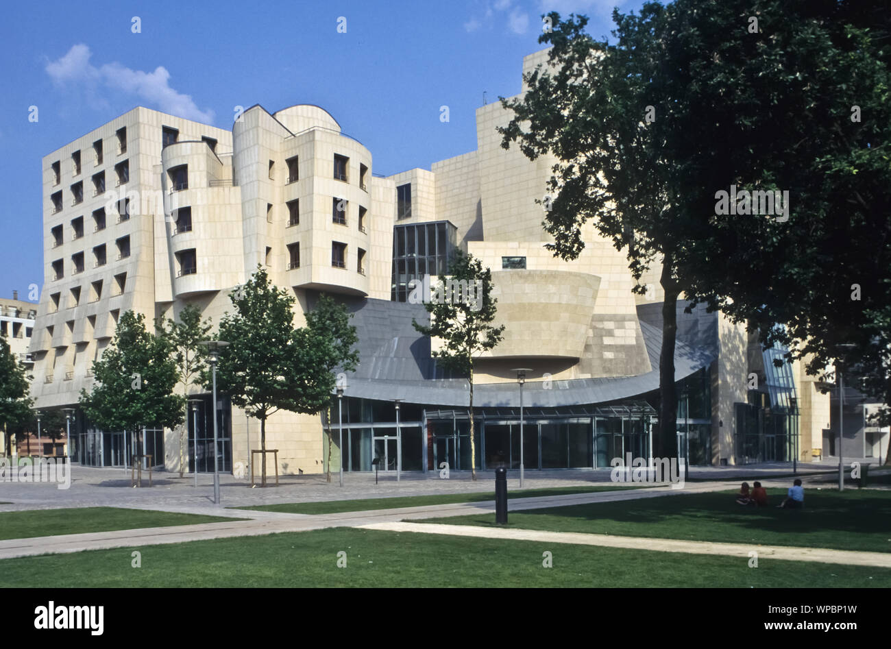 Parigi, moderne Architektur, ehemaliges American Center von Frank O. Gehry - Parigi, architettura moderna, ex centro americano da Frank O. Gehry Foto Stock
