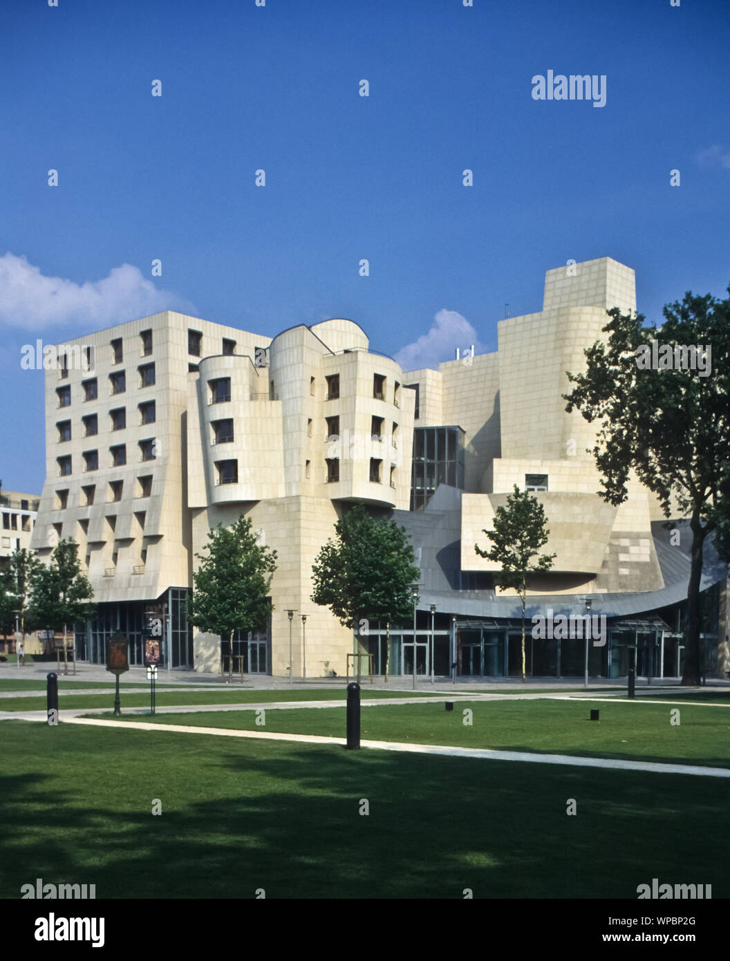 Parigi, moderne Architektur, ehemaliges American Center von Frank O. Gehry - Parigi, architettura moderna, ex centro americano da Frank O. Gehry Foto Stock